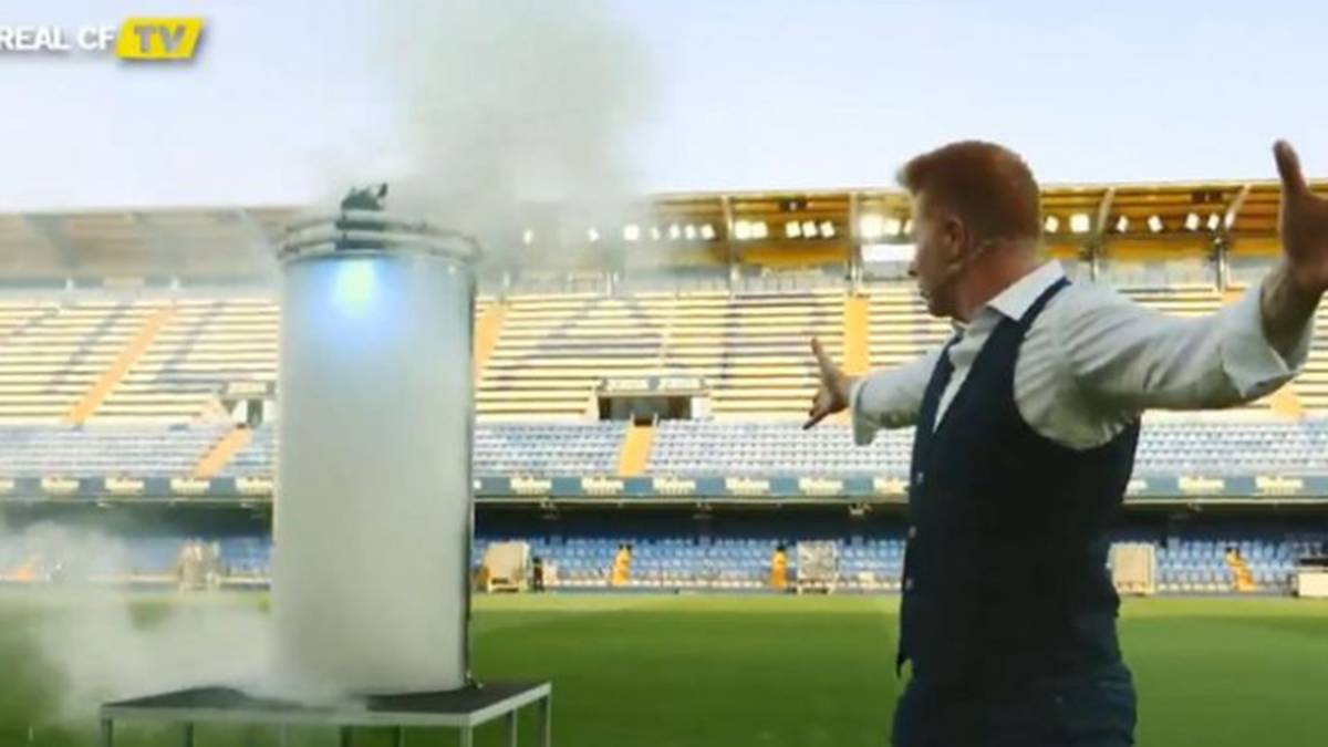 SANTI CAZORLA: Eine der kuriosesten Vorstellungen hatte sich der FC Villarreal ausgedacht. Ein Zauberer zauberte 2018 für die Fans kein Kaninchen aus dem Hut, sondern Santi Cazorla, der seine Profikarriere 2004 bei Villarreal begann...