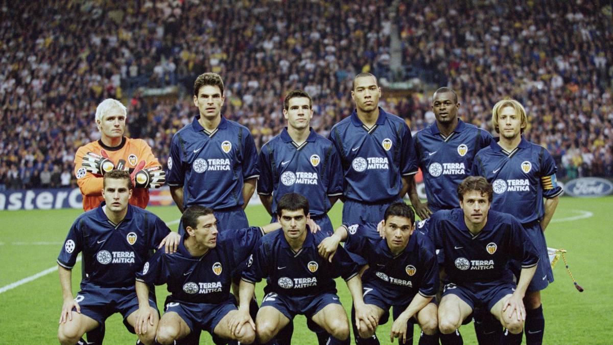 PLATZ 16: FC VALENCIA - Bei seiner ersten Teilnahme 1999/00 stürmt Valencia direkt ins Endspiel (0:3 gegen Real Madrid). Ein Jahr später setzen sich die Spanier im Halbfinale gegen Leeds United (Teamfoto vor dem Rückspiel) mit 0:0 und 3:0 durch und stehen abermals im Finale um den Henkelpott