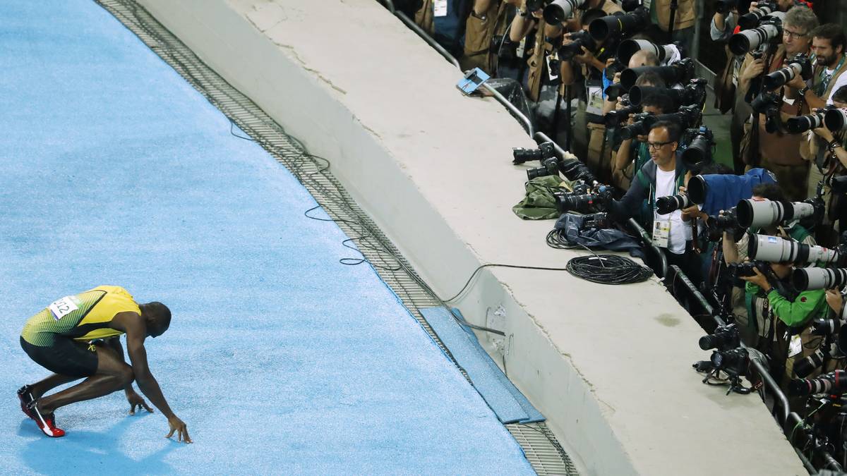 Der Star genießt das Blitzlichtgewitter. Sprint-Superstar Usain Bolt posiert in heldenhafter Pose vor den Fotografen