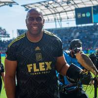 Eine Gruppe um NBA-Legende Earvin „Magic“ Johnson hat ein milliardenschweres Angebot für einen NFL-Klub abgegeben.