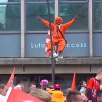 Orangene Party: Luton feiert Aufstieg