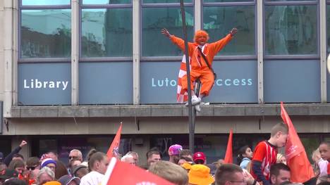 Luton Town besiegte Coventry City im Elfmeterschießen und steigt damit in die Premier League auf. Die Fans feierten ausgelassen auf den Straßen und färbten ihre Stadt orange.