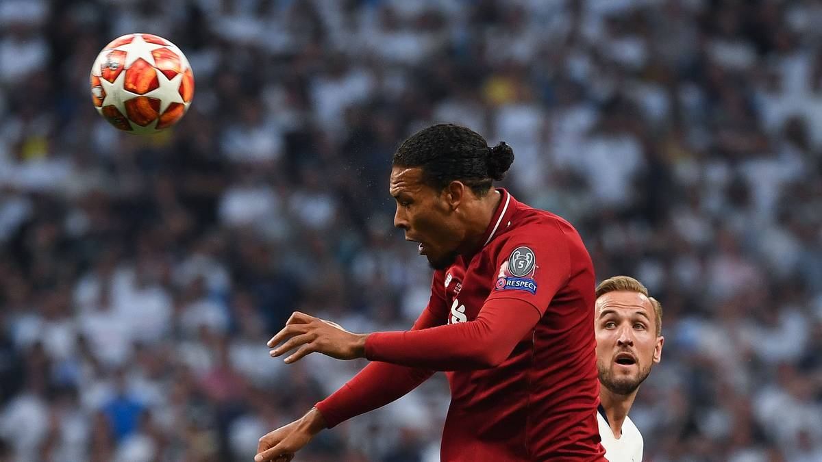 "Er verdient es, den Ballon d'Or zu gewinnen. Normalerweise wird der Preis an Spieler vergeben, die entscheidende Tore erzielen oder vorbereiten, aber wenn es jemals einen richtigen Zeitpunkt gab, ihn an einen Verteidiger zu geben, dann jetzt", sagte Koeman