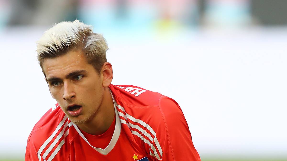 Aber durch ist das Ding für Hamburg noch nicht. Julian Pollersbeck lässt nach einem fiesen Freistoß von Brekalo den Ball ins Tor flutschen