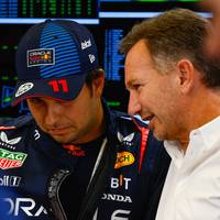 Red-Bull-Teamchef Christian Horner motiviert seinen Fahrer Sergio Pérez beim Qualifying in Suzuka mit einer Wette. Am Ende gehen beide leer aus, denn der große Profiteur ist Bernie Ecclestone.   