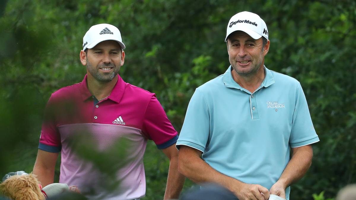 Gemeinsam mit dem Engländer Richard Bland (rechts) geht er als Führender auf die Schlussrunde. Doch die gute Laune der beiden Golfer schwindet bald