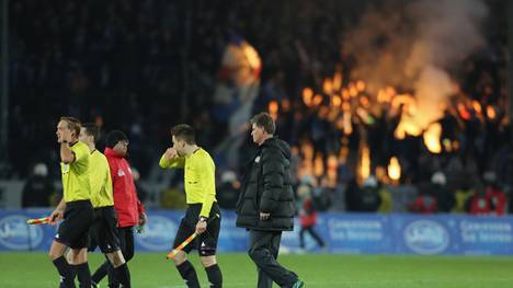 Die Fans von Hansa Rostock sind bekannt für ihr Spiel mit dem Feuer. Auch auf dem Platz zündeln die Anhänger gern
