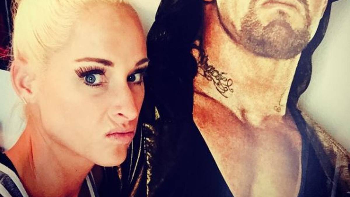 Wrestling-Fans kennen den Undertaker nur so: Im schwarzen Ring-Outfit, bedrohlich dreinguckend. Sie kennt die WWE-Legende auch anders