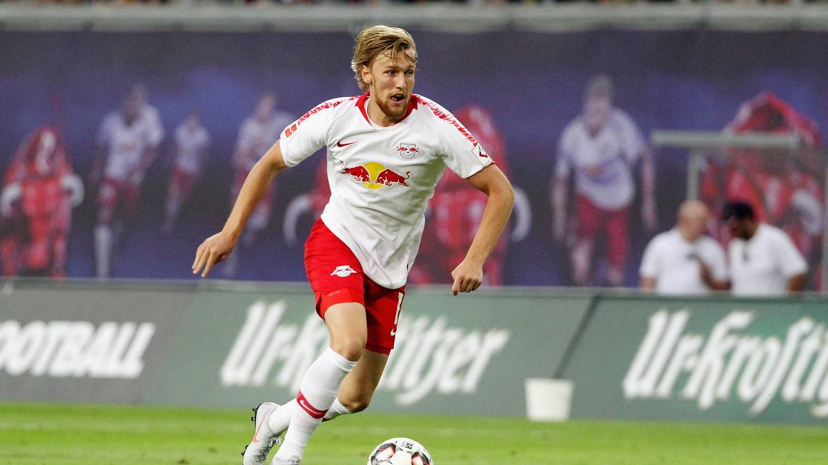 RB LEIPZIG: Rote Flammen glühen auf Leipzigs Schultern. Die Kampfansage wird auch vom roten Rundhalsausschnitt und dem roten Logo unterstützt. Das Material ist funktionell und recycelt - das gefällt den Kritikern