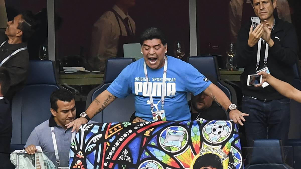 Dann packt er plötzlich eine Decke aus, die  keinen Geringeren als ihn selbst in seiner Blütezeit zeigt. Maradona wurde 1986 mit Argentinien Weltmeister - sein größter Erfolg