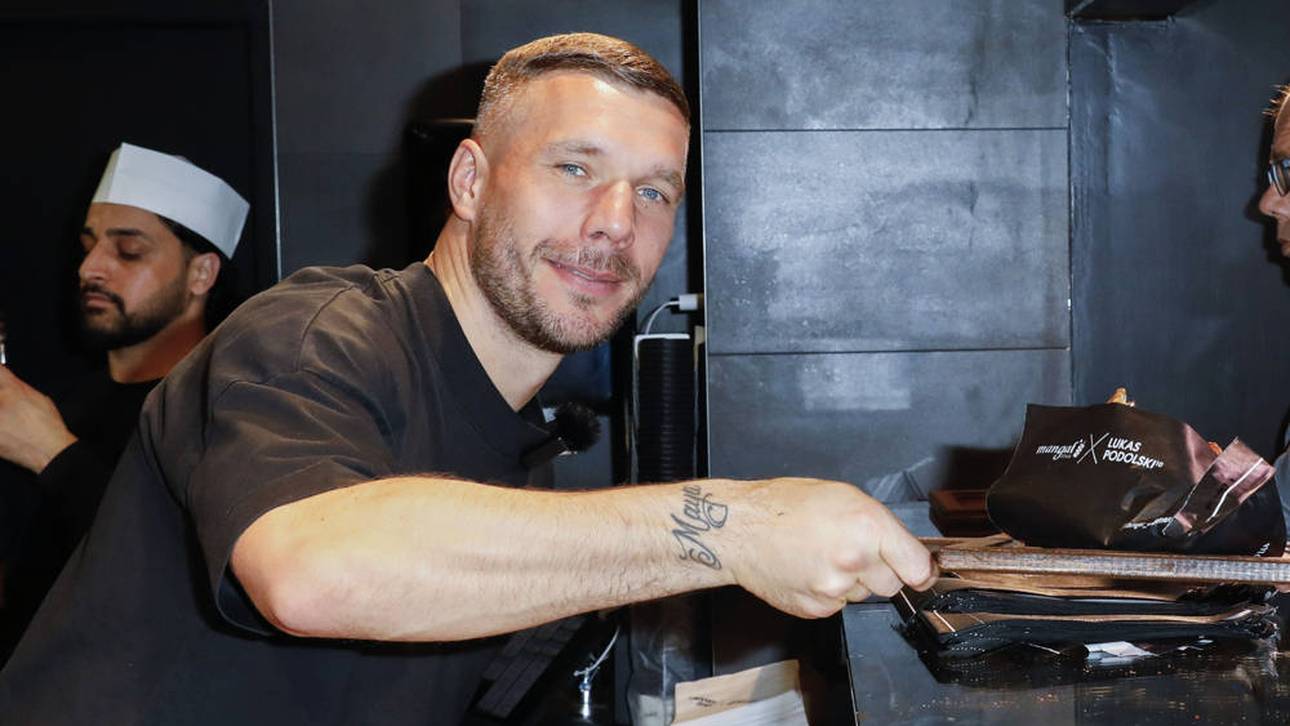 Lukas Podolski bei der Eröffnung seines Dönerladens