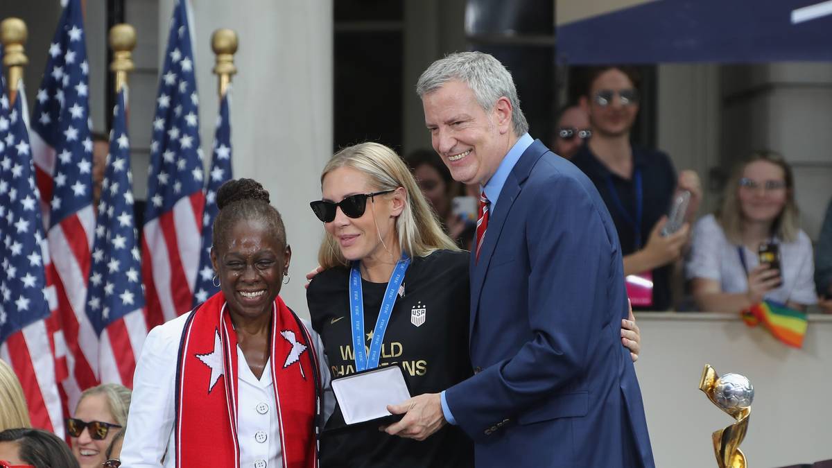 Bürgermeister Bill de Blasio überreichte den Spielerinnen gar den goldenen Schlüssel zu seiner Stadt. Doch nur einen Tag später folgte der große Schock. Während einer Preisverleihung in Los Angeles wurde in Longs Hotelzimmer eingebrochen