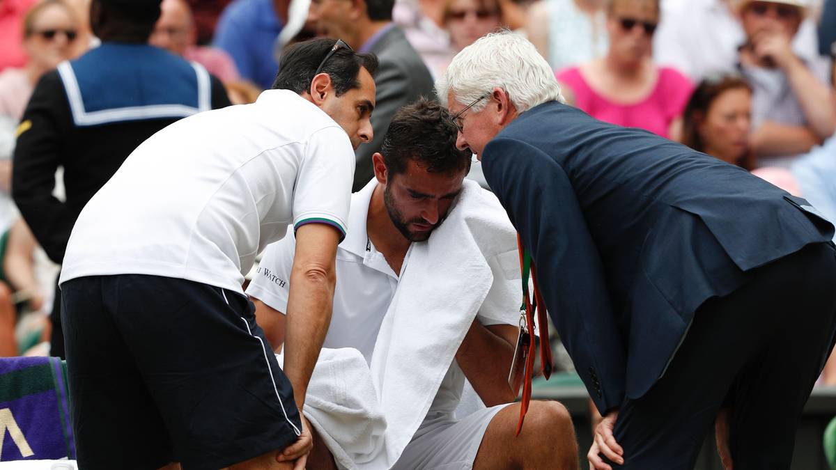 Cilic wird derweil offensichtlich von einer Verletzung geplagt und sitzt zwischenzeitlich in Tränen aufgelöst auf seinem Stuhl. Aber: Der Kroate beißt auf die Zähne - auch wenn Satz Nummer zwei mit 1:6 verloren geht