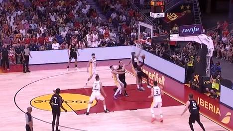 Overtime-Krimi für das DBB-Team. Deutschland liegt in der Overtime acht Sekunden vor dem Ende mit einem Punkt hinter Spanien. Doch DBB-Star Dennis Schröder gelingt im letzten Angriff dann noch der Befreiungsschlag. 