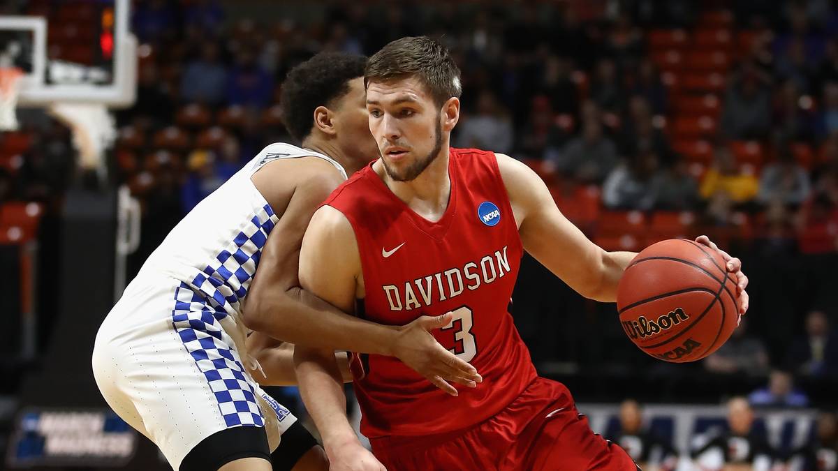 JON AXEL GUDMUNDSSON (Guard; Davidson; Senior): Ein weiterer Nationalspieler, allerdings spielt der gebürtige Hamburger für Island. Sein Vater ist Islands Rekordnationalspieler und spielte bei Jons Geburt in Hamburg. Gudmundsson verhalf Steph Currys College 2018 zur Teilnahme am March-Madness-Turnier. 18/19 kam er auf starke 16,9 Punkte pro Spiel