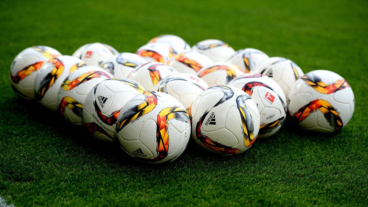 SAISON 2015/16: Mit warmen Orange- und Gelb-Tönen kam der Bundesliga-Spielball 2015/16 daher
