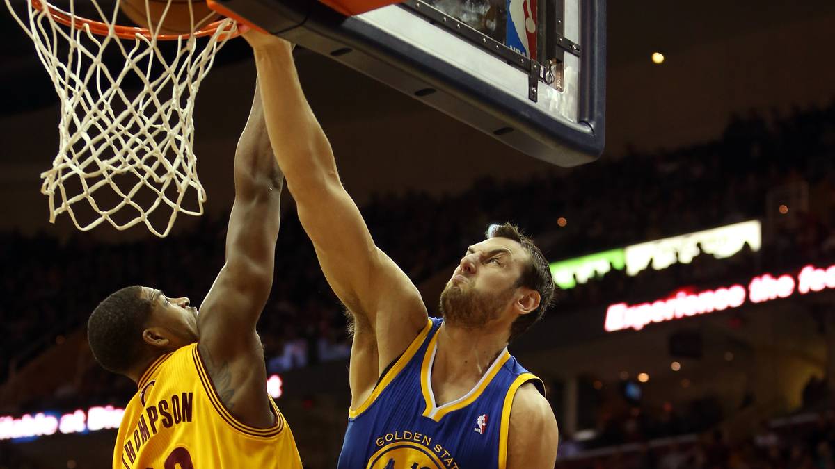 CENTER - ANDREW BOGUT: Der Australier ist so fit wie lange nicht mehr und beweist gegen Houston, dass er jedem Center der NBA das Leben zumindest schwer machen kann. Mehr als neun Rebounds und fast zwei Blocks unterstreichen seinen Wert in der Defensive. Unterschätzt wird oft seine Übersicht: viermal gibt er in den Playoffs mindestens vier Assists. Gerade weil die Cavs das Brett attackieren werden, ist der Routinier in den Finals wichtig