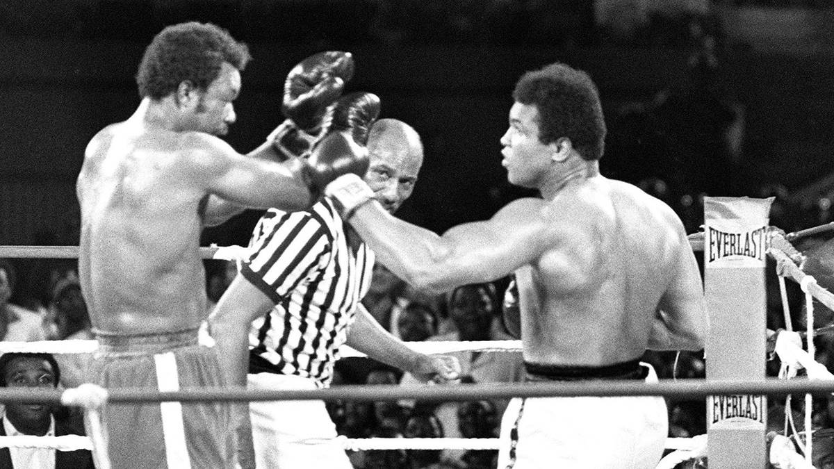 ALI VS. FOREMAN: Wegen steuerlicher Vorteile verlegt Muhammad Alis legendärer Manager Don King den WM-Kampf im Schwergewicht ins damalige Zaire (heute Demokratische Republik Kongo). Gegner George Foreman hat seine letzten acht Gegner alle in den ersten zwei Runden K.o. geschlagen und prügelt auch im "Rumble in the Jungle" am 30. Oktober 1974 auf Ali ein