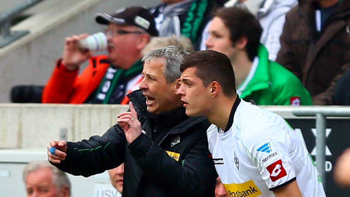 Trainer Lucien Favre und Granit Xhaka von Borussia Mönchengladbach im Gespräch