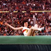 Bei den Olympischen Spielen 1972 sorgt Ulrike Meyfarth für den größten deutschen Moment in München. Die Goldmedaille der 16-Jährigen wäre aber ohne einen Revolutionär nicht möglich gewesen.