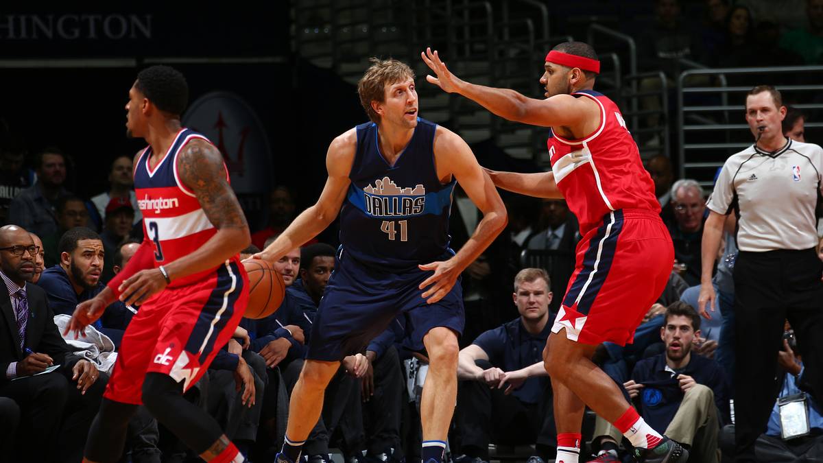 Dirk Nowitzki nimmt zwar nur acht Würfe, geht aber zehn Mal an die Linie. Am Ende hat der 37-Jährige 19 Punkte auf dem Konto