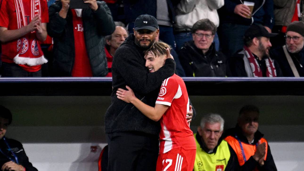 Bayern-Trainer Vincent Kompany (l.) hat über die Stärken von Lennart Karl (r.) gesprochen