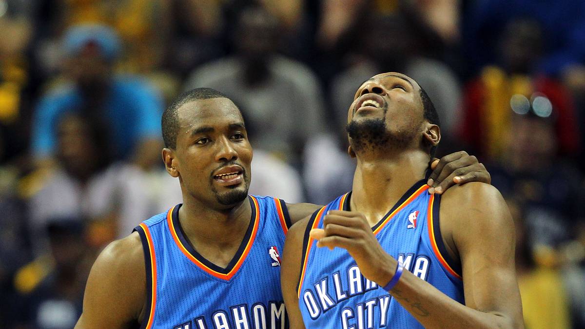 ALTE TEAMKOLLEGEN: Serge Ibaka (l.) und Kevin Durant liefen von 2009 bis 2016 gemeinsam für die Oklahoma City Thunder auf. Binnen weniger Wochen verließen sie die Thunder. Ibaka wurde zu den Orlando Magic getradet und Durant unterschrieb bei den Warriors. Nun könnten sie im Finale aufeinandertreffen, wenn der Warriors-Star fit wird
