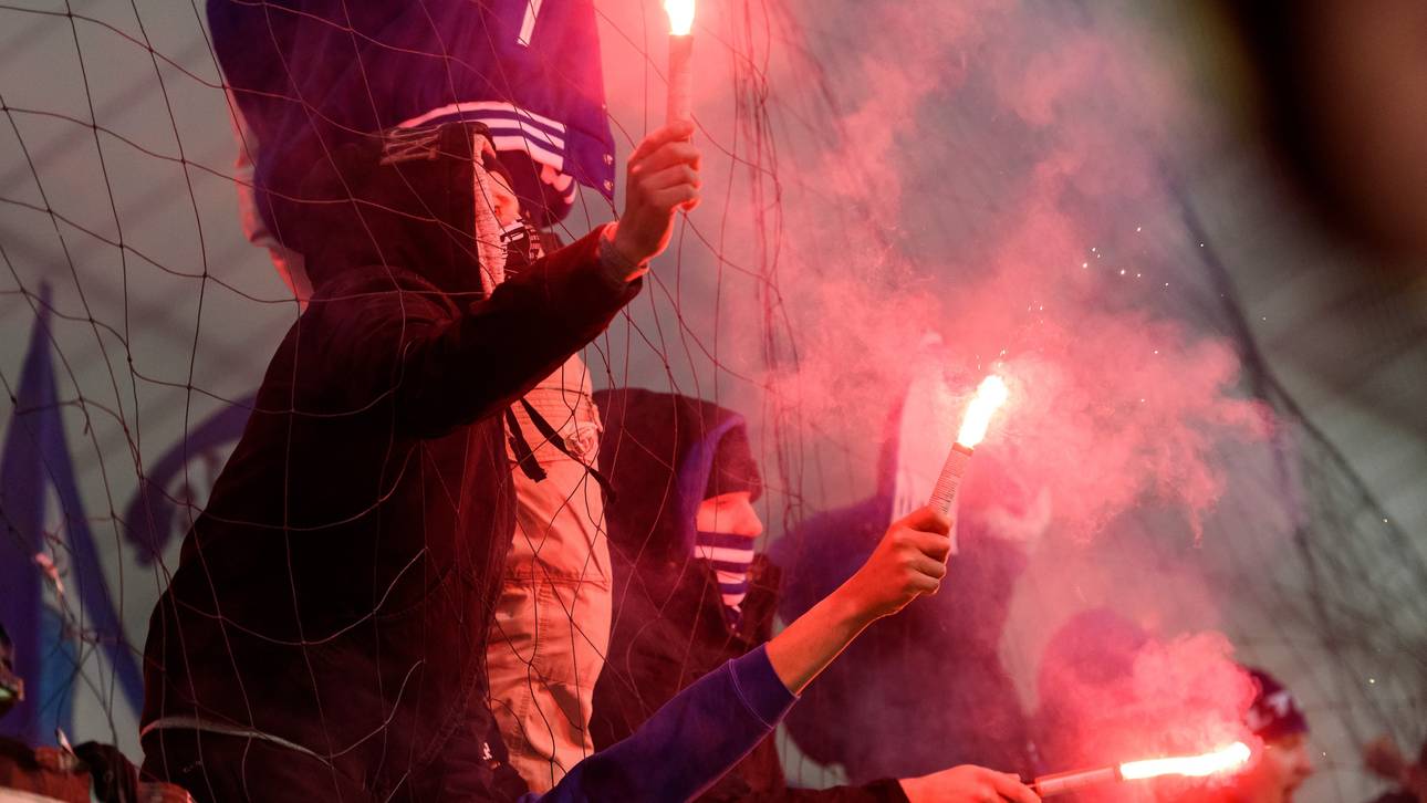 S04-Fans lösen Massenschlägerei aus