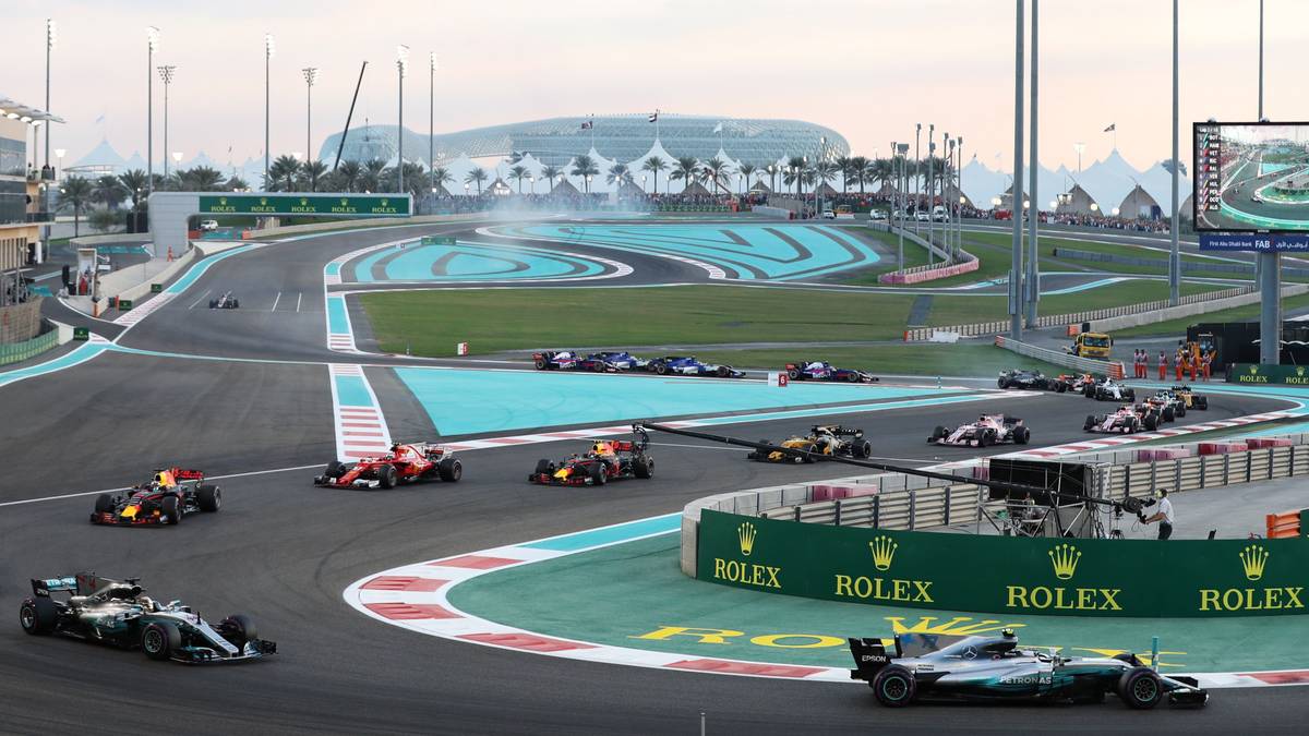 Um die Boxenausfahrt auf der richtigen Seite mit der Strecke zusammenzuführen, wurde ein unterirdischer Tunnel gebaut