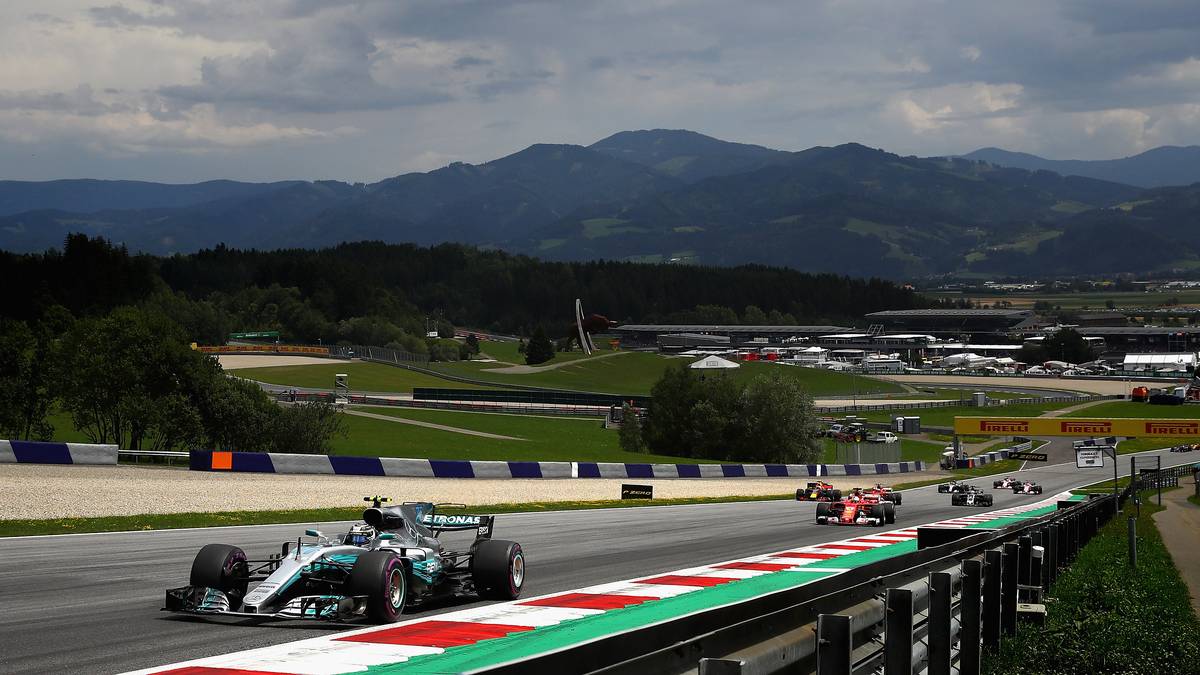 SPIELBERG/ÖSTERREICH (Red Bull Ring), 5. Juli, 15:10 Uhr: Der Kurs in der Steiermark liegt tatsächlich irgendwo im Nirgendwo - inmitten von Feldern und Äckern. Die von Red-Bull-Mäzen Mateschitz finanzierte Rennstrecke hebt sich von anderen F1-Standorten ab