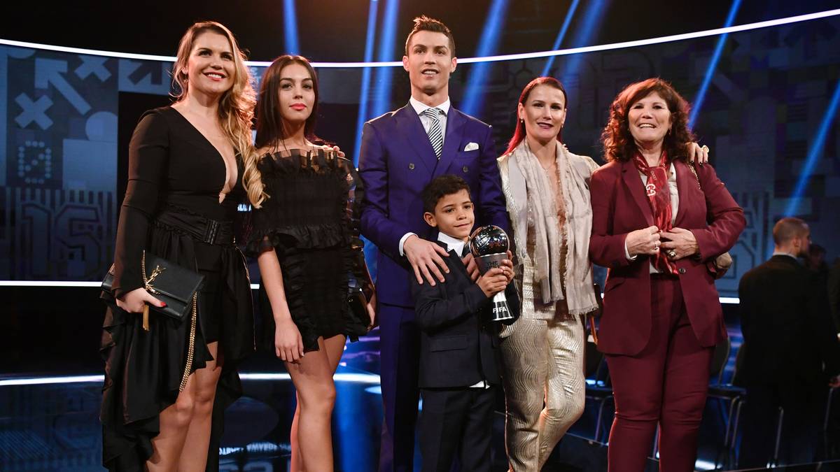 Im Mittelpunkt steht natürlich Ronaldo. Der Real-Star erhält am Ende der Gala den Weltfußballer-Award - und bejubelt diesen Triumph mit seinem Sohn, seinen Schwestern, Freundin Georgina (2.v.l.) und Mutter Dolores (r.)