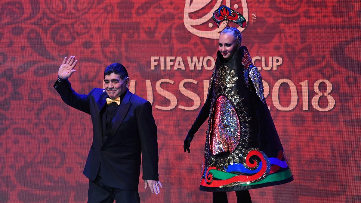 Die restlichen Kostüme des Abends sind dafür eher kurios. Hier begleitet eine Frau im Kegelkostüm Losfee Maradona auf die Bühne