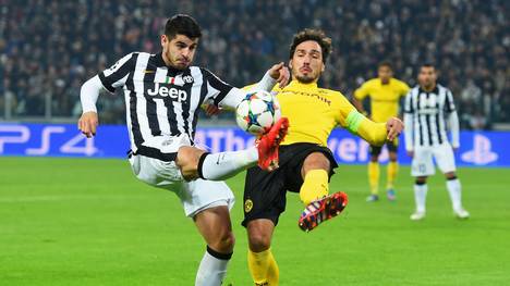 Alvaro Morata von Juventus Turin im Spiel der Champions League gegen Mats Hummels von Borussia Dortmund