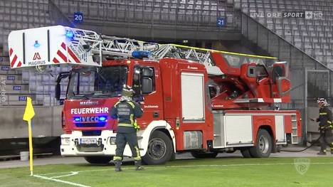 Die Feuerwehr fuhr zum Löschen des Feuers ins Stadion