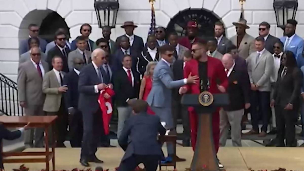 Beim Besuch der Super-Bowl-Sieger Kansas City Chiefs im Weißen Haus nutzte Travis Kelce die Gelegenheit eines freien Mikrofons, bevor Patrick Mahomes ihn eines Besseren belehrte.