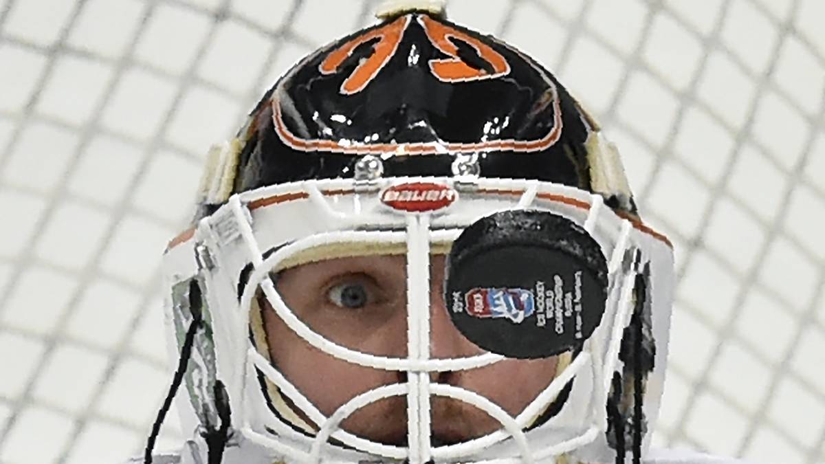Vorsicht Puck! Der dänische Goalie Sebastian dahm hat das Spielgerät voll im Blick. Bleibt zu hoffen, dass er noch rechtzeitig den Fanghandschuh nach oben gebracht hat