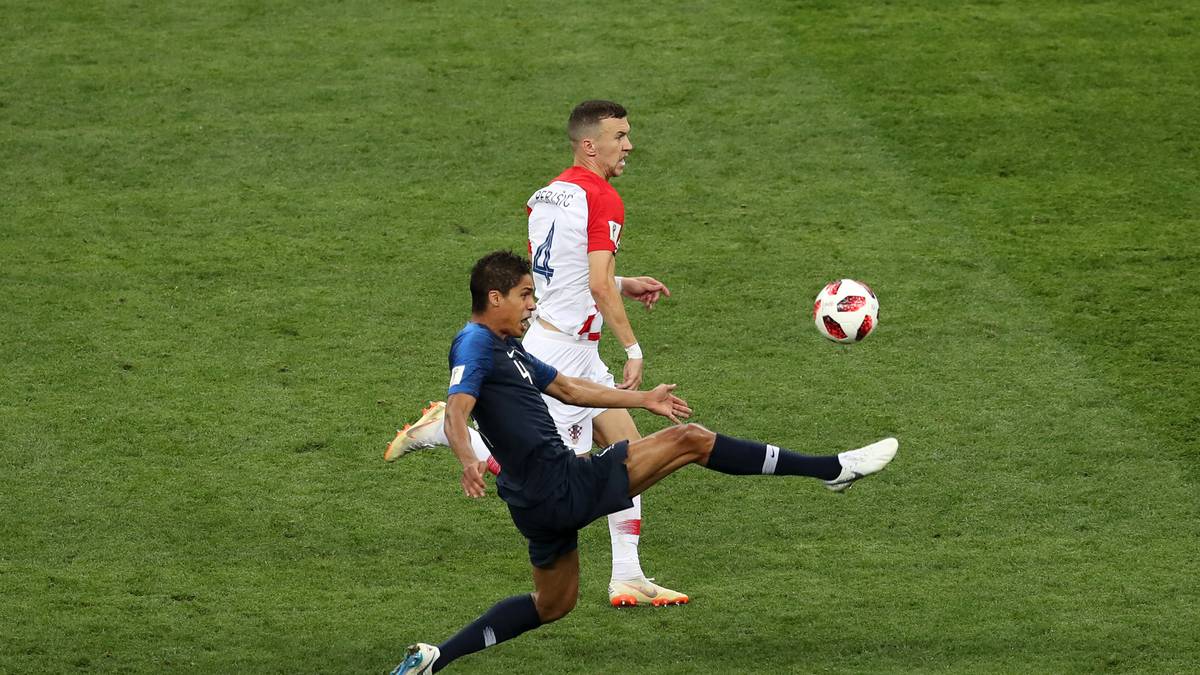 RAPHAEL VARANE: Bei hohen Bällen anfangs nicht so souverän wie zuletzt. Kam, wie die gesamte Defensive bei Kroatiens Drangphase kurz vor der Pause mächtig ins Wanken, ohne jedoch zu fallen. Im zweiten Durchgang deutlich besser. Der konstanteste französische Verteidiger im Turnier. SPORT1-Note: 3