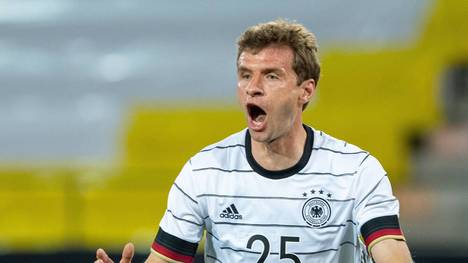 Ex-Bundestrainer Jürgen Klinsmann hat Thomas Müller nach seinem Comeback in der deutschen Nationalmannschaft gelobt - und sich einen Scherz erlaubt.