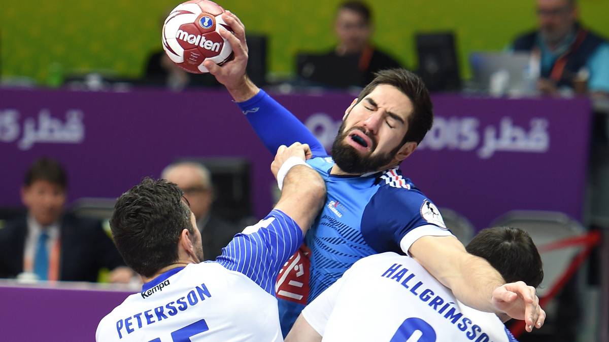 Die Franzosen kommen nur langsam in die Partie. Island steht stabil in der Defensive. Nikola Karabatic müht sich zwar, aber Island führt zur Pause 14:12