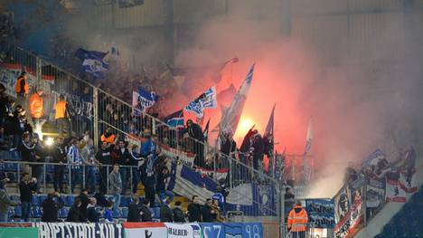 Pyrotechnik beim Spiel zwischen Arminia Bielefeld und Hertha BSC
