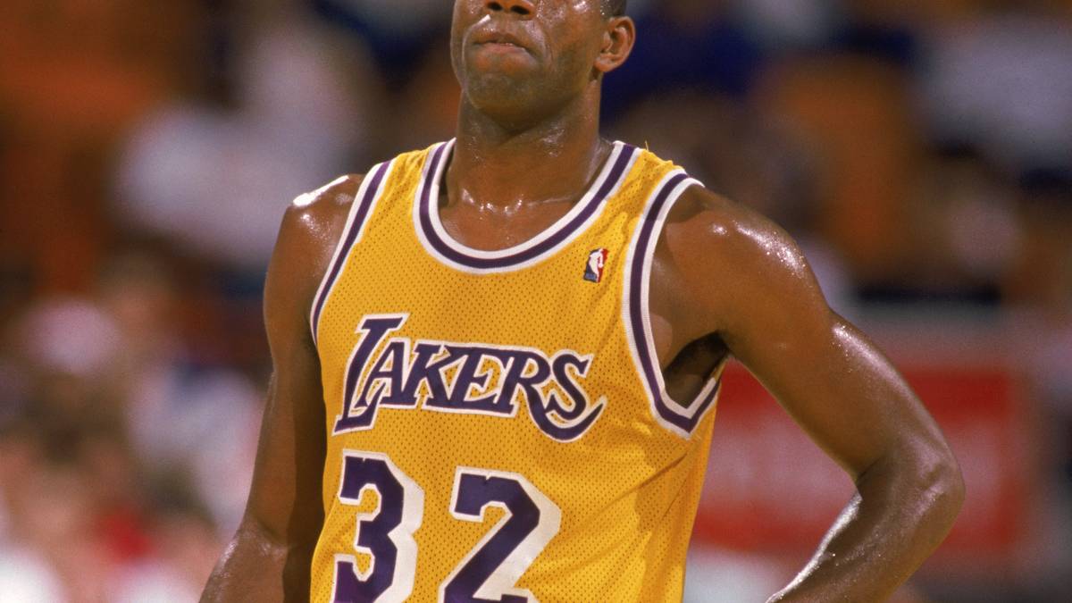 EARVIN "MAGIC" JOHNSON: Vor dem zweiten Spiel der NBA-Finals von 1988 litt Johnson zwei Tage an einer schweren Grippe. Gegen die Detroit Pistons gab es im ersten Spiel eine 105:93-Niederlage für die L.A. Lakers. Logisch also, dass Magic Johnson seinem Team unbedingt helfen wollte