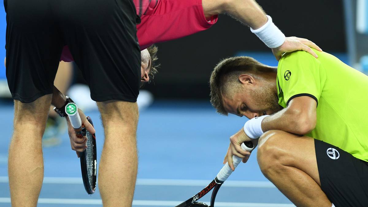 Stan Wawrinka entschuldigt sich bei seinem Gegner Martin Klizan. Nur wenige Momente zuvor hatte er den Slowaken mit dem Ball an einer schmerzhaften Stelle erwischt