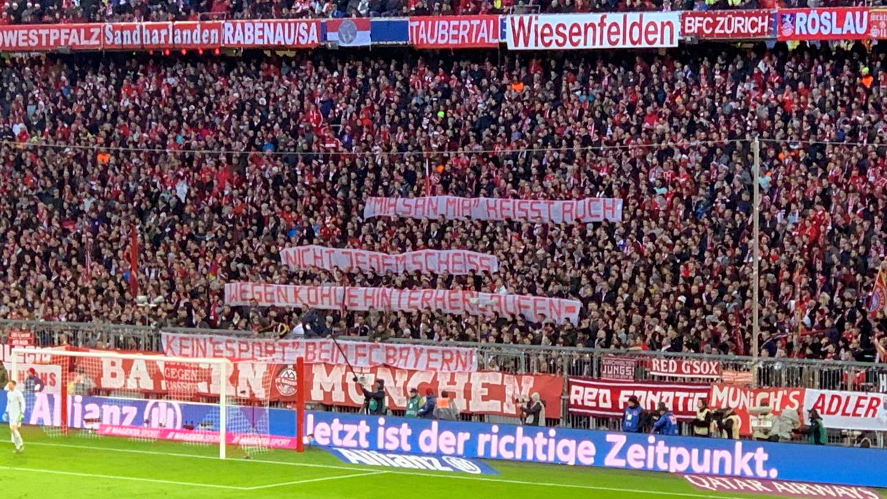 Bayern-Fans mit kritischem Banner