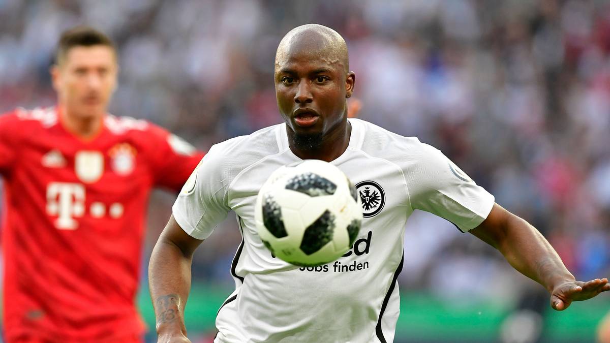 JETRO WILLEMS: Warf sich - oft auch am Rande des Erlaubten - in jeden Zweikampf. Bot offensiv aber zu wenig an und ließ Kimmich über seine linke Abwehrseite in Durchgang zwei zu viel Platz - SPORT1-Note: 3