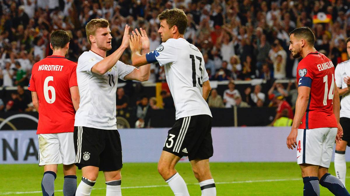 Der Münchner rehabilitiert sich und avanciert bei der Qualifikation zur Weltmeisterschaft zu Löws wohl wichtigster Stütze. In neun Spielen markiert Müller fünf Tore und legt weitere sieben Treffer vor