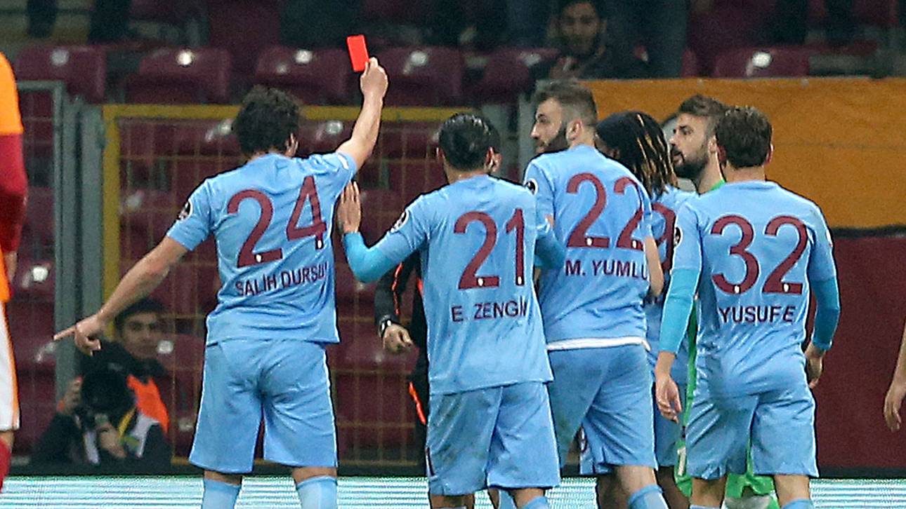 Spieler zeigt Schiri die Rote Karte