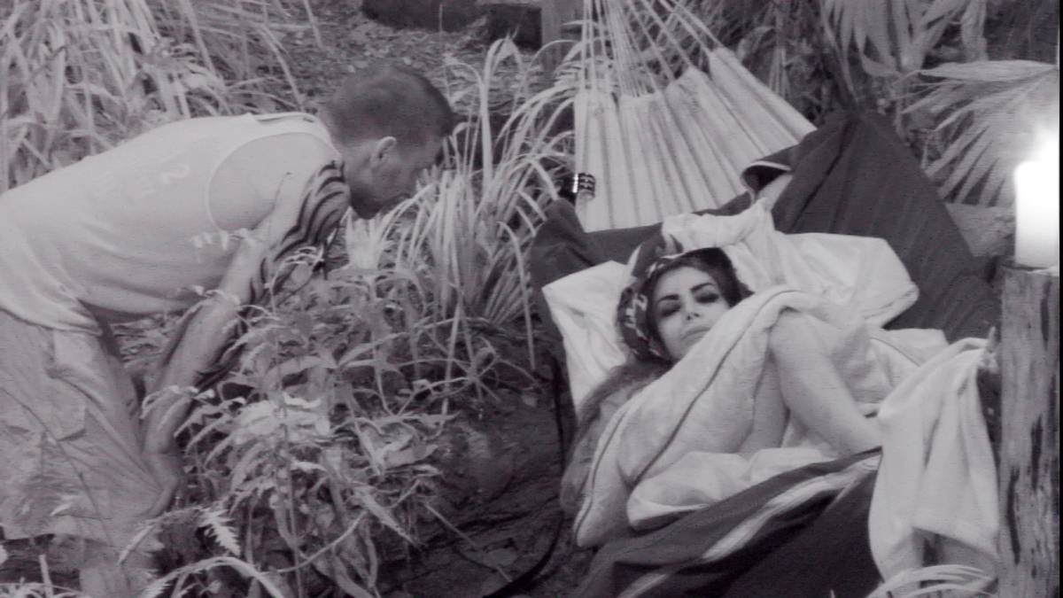 An Tag 7 vollbringt Häßler eine gute Tat: Mitkandidatin Kader Loth hat einen Albtraum von bösen Schlangen, der Weltmeister baut sie wieder auf