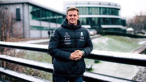 Mick Schumacher bleibt auch im kommenden Jahr in der Formel 1 und wird Ersatzfahrer beim Top-Rennstall Mercedes. Das teilte das Werksteam am Donnerstag mit.