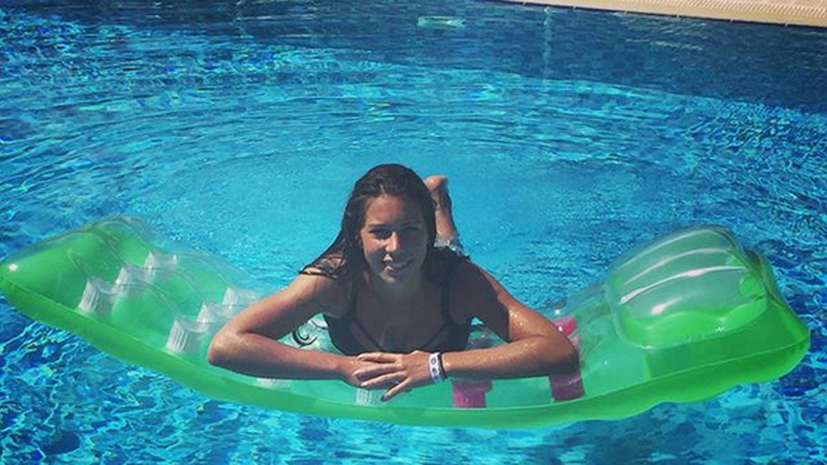 Trotz all der Vorschusslorbeeren und frühen Erfolge: Bölk bleibt entspannt - und gönnt sich in der Sommerpause auch die nötige Erholung, entweder im Pool auf der Luftmatratze...