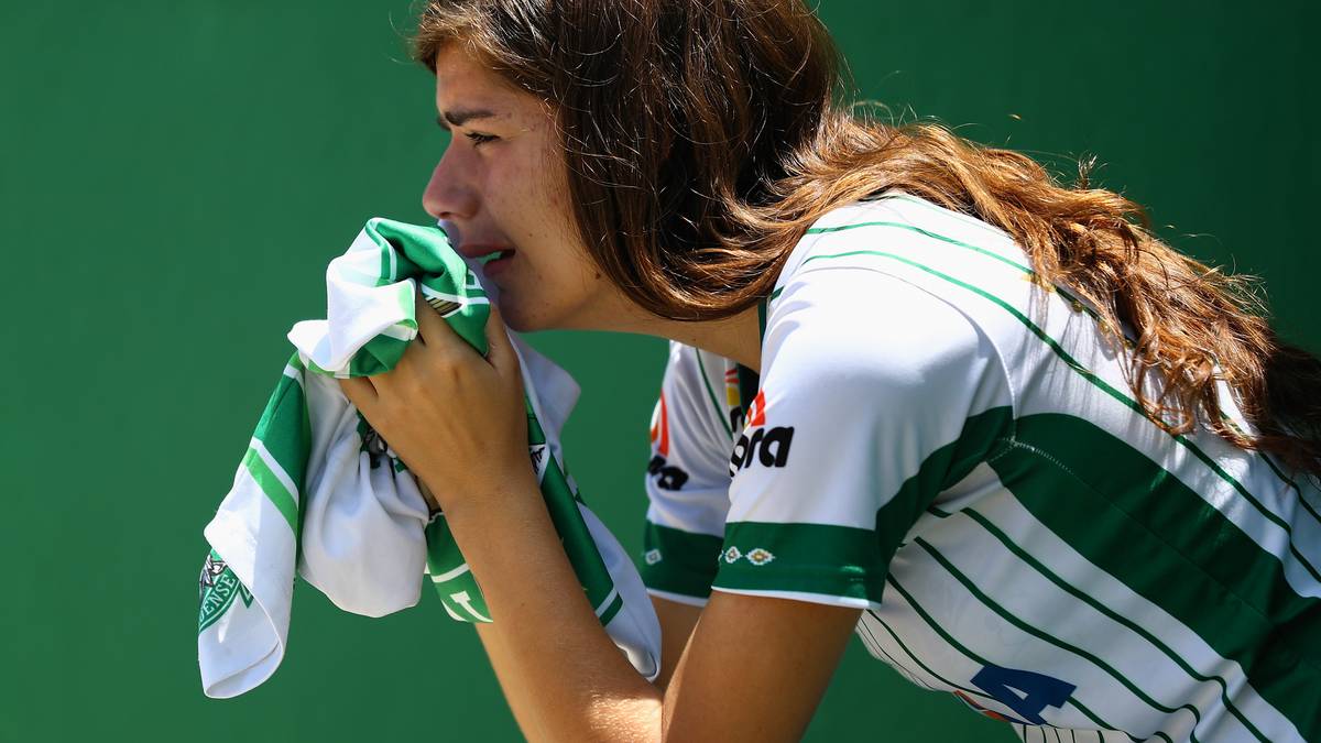Eine Stadt in Trauer - und die ganze Welt fühlt mit. In den Top-Ligen Europas gibt es vor den Spielen Schweigeminuten und die Spieler tragen Trauerflor. SPORT1 schaut in die Stadien